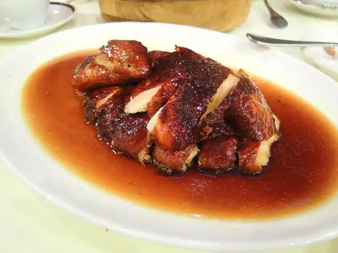 脆皮豉油鸡半只:这豉油鸡系用油炸过的,鸡肉很滑很滑,而且个汁都几香