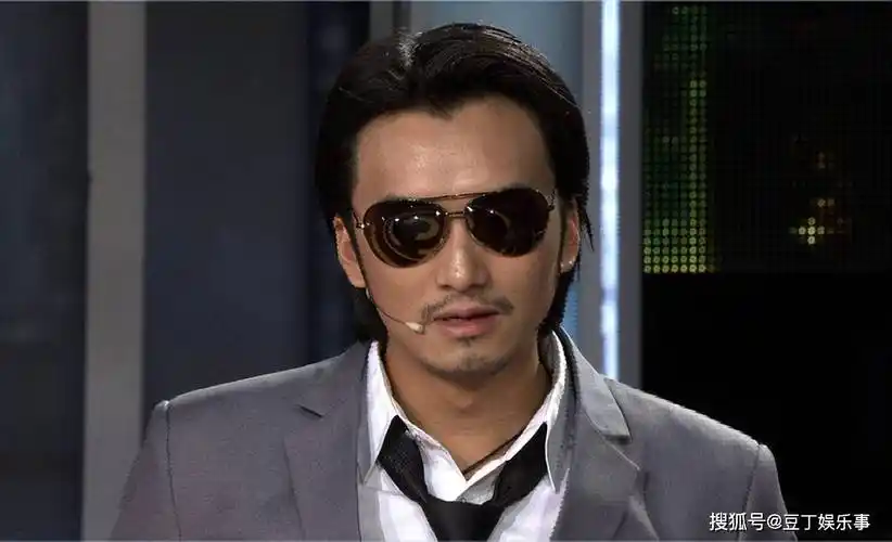 他只是一位快递员,因整容成谢霆锋,如今身价翻几倍_易波_名人_事业