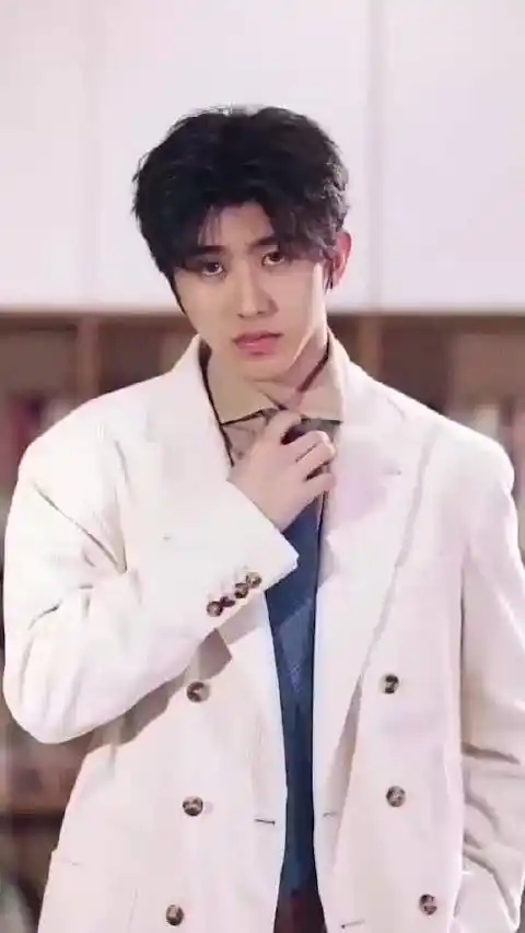 蔡徐坤《vogue》拍摄花絮 扯领带,眼神杀,侧脸杀