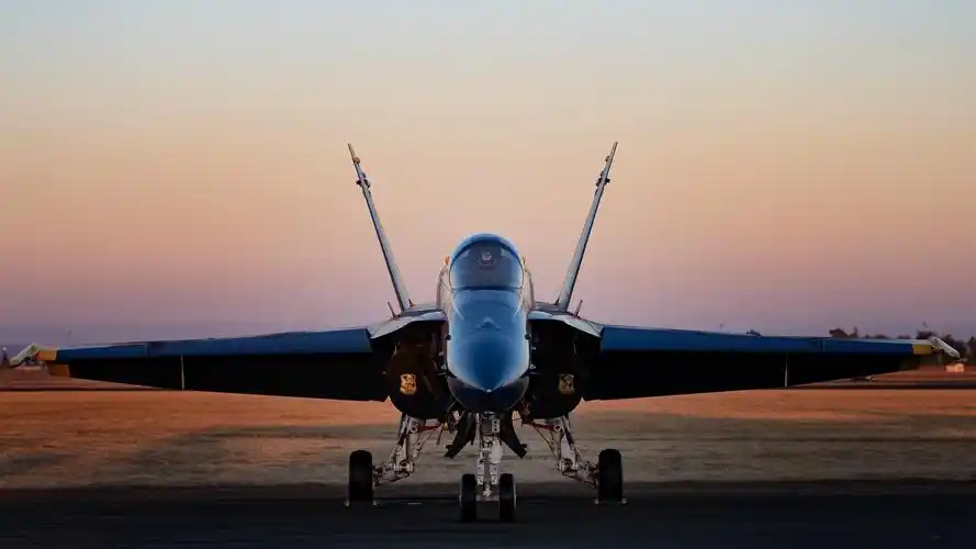 大黄蜂cf-18战斗机正面图 iphone 壁纸