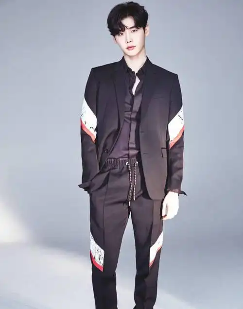 韩式发福的李钟硕,这身衣服看着显瘦10斤,和保镖亲密姿势亮了