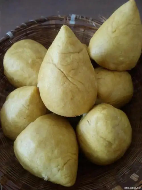 手里捧着窝窝头,菜里没有几滴油