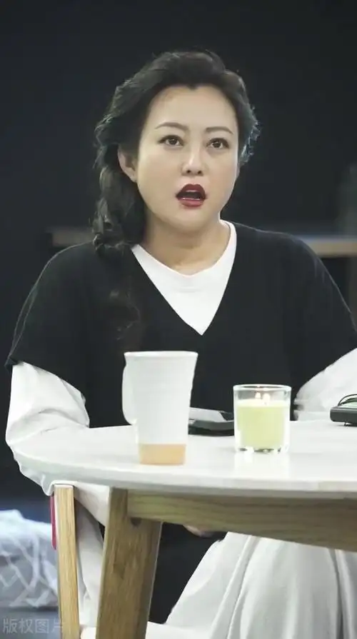 回顾郝蕾两婚两离独自带双胞胎儿子生活43岁才跟父亲和解