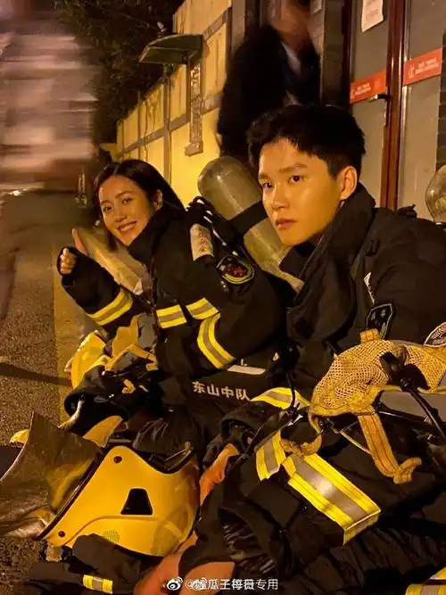 王梓薇周彦辰杀马特合照