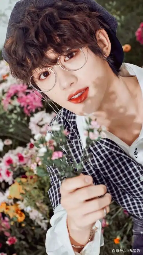 丁程鑫帅气图片,低调绽放自身魅力,网友:又帅又努力!