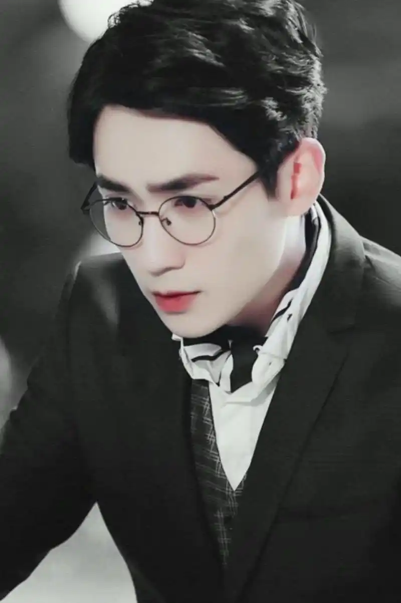 朱一龙禁欲又性感的9个西装造型,简直是我的大型反复去世现场!