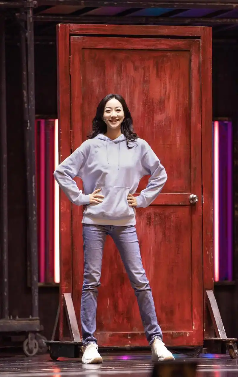 韩雪的机场穿搭真洋气一件无袖背心搭配五分裤细腰长腿绝了