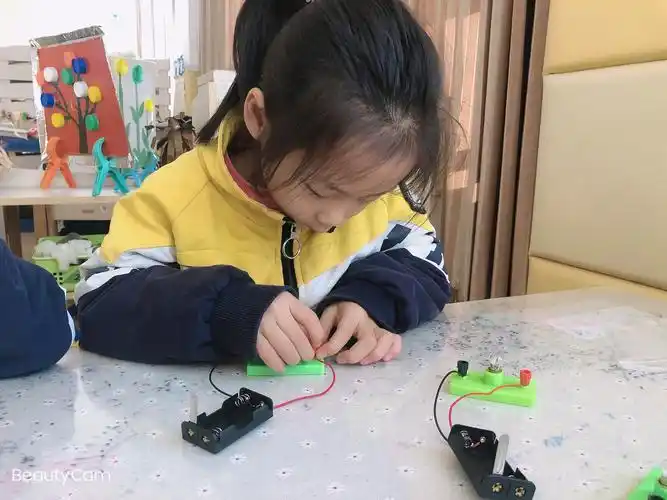 国昌实验幼儿园哈佛二班科学小实验《小灯泡亮起来》