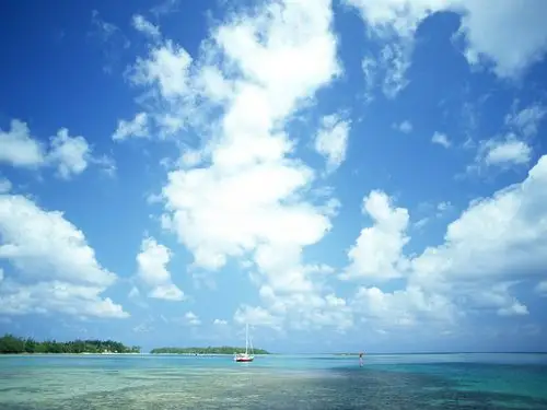 蓝天白云的海滨风光