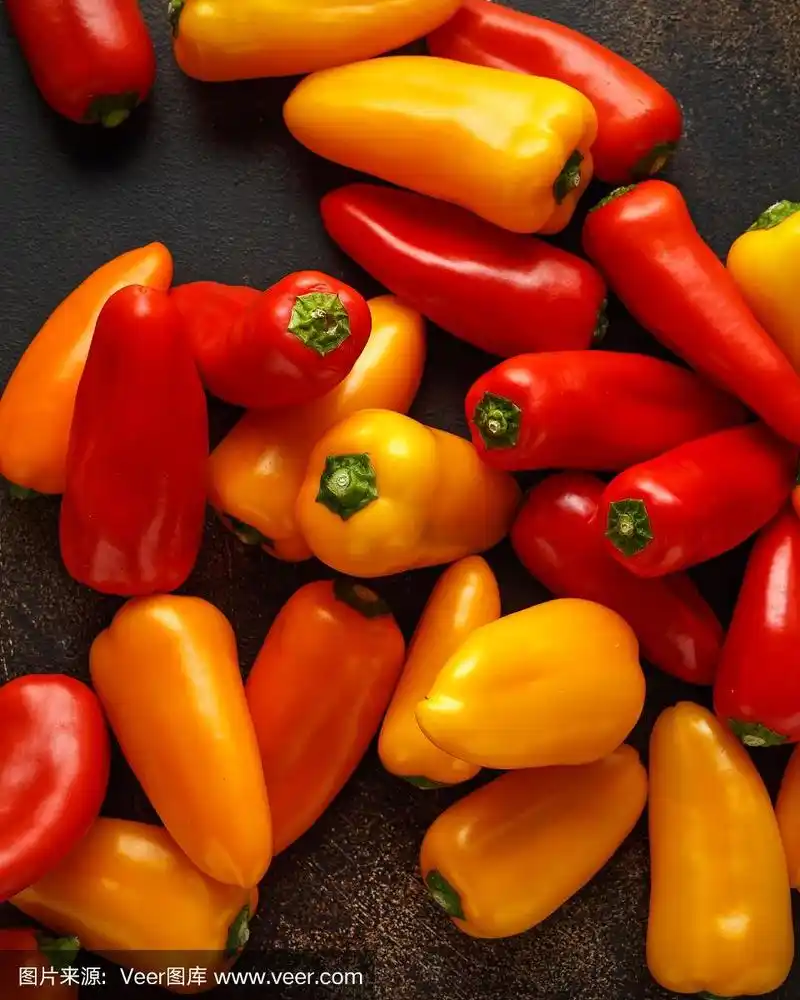 鲜甜的红,黄,橙小甜椒.健康生蔬菜食品