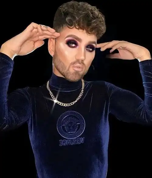 这个男人穿裙子和连衣裙证明衣服没有性别