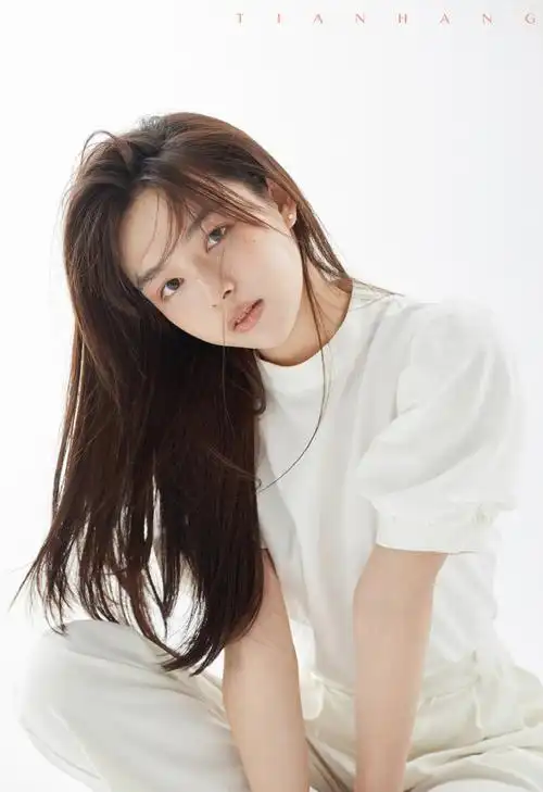 清冷氧气美女简洁白衣小清新写真图片