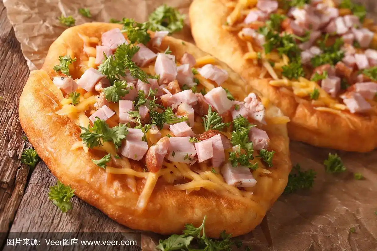 匈牙利食物:火腿和奶酪的兰戈斯特写.水平