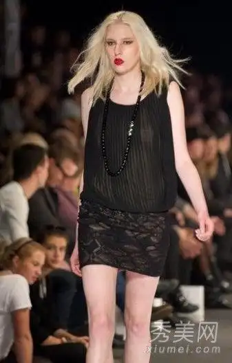 t台也疯狂模特半裸着透视装走秀露点