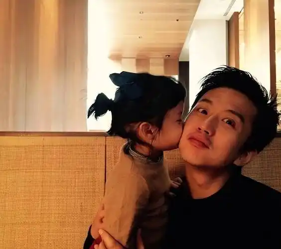 邓超携全家外出为9岁女儿庆生,罕露乖巧模样,11岁儿子身高喜人_孙俪