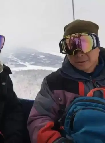 这个戴着护目镜,把背包护在身前的男人,正是黎美娴的富商老公谢兴肇