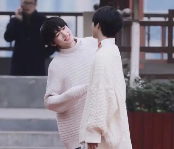 宋亚轩老婆图片(刘耀文躺宋亚轩怀里,表情慵懒如小娇妻,家长组一脸