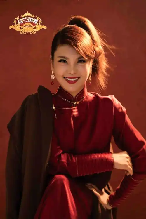 人物简介乌兰图雅, 著名蒙古族青年歌唱演员,全国青联委员,中国文艺