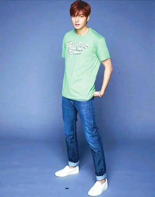 原创牛仔裤早就穿腻了?看长腿欧巴李敏镐如何把基础款演绎出型男魅力