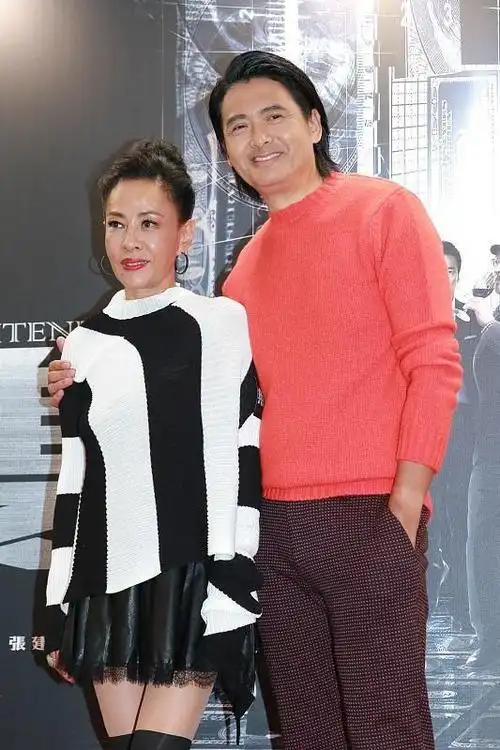 陈荟莲不愧是周润发媳妇,就算年纪不小了,也敢穿短裙出门_网易订阅