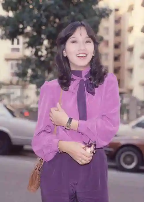 赵雅芝晒年轻时期的照片,年代感十足,网友:想起了小时候的贴画