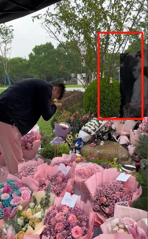 陈乔恩夫妇去墓地悼念乔任梁!与梁母拥抱热聊,一身黑衣虔诚上香