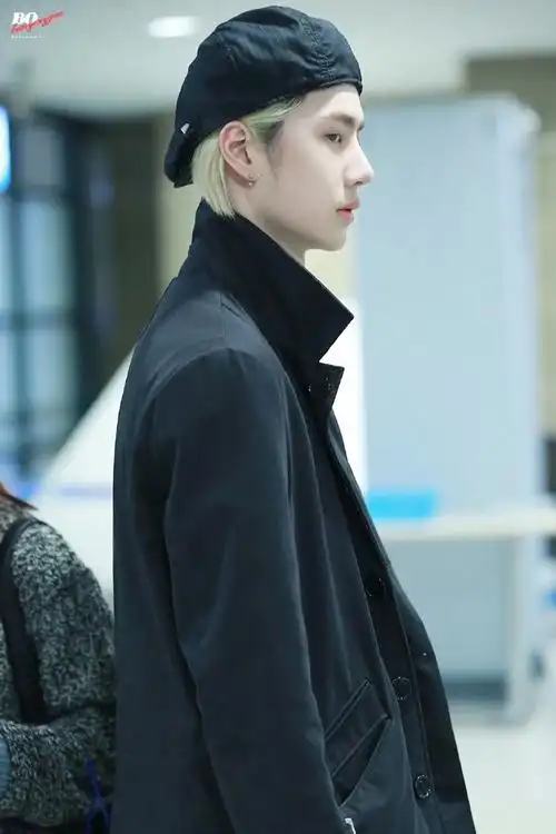 王一博时装周金发##网友在巴黎偶遇王一博##王一博巴黎时装周