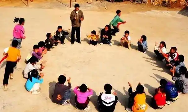 看到40年前拍的中国孩子照片才明白为什么现在的孩子很难快乐