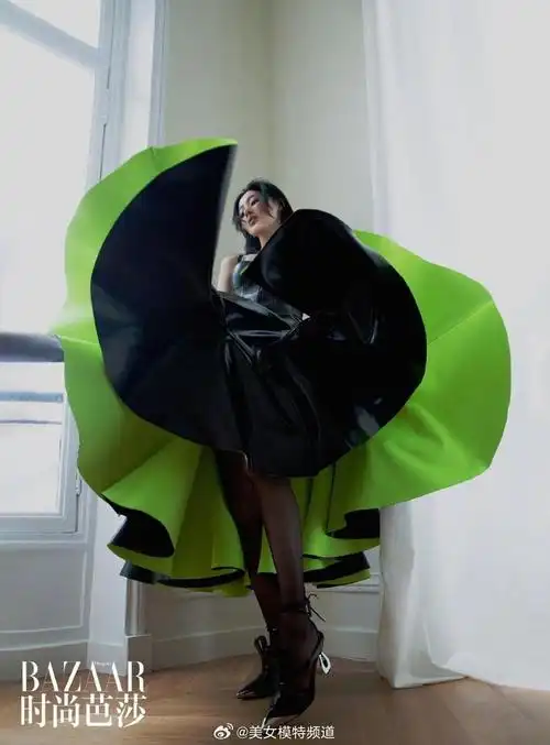 张天爱穿黑色皮质吊带裙秀好身材 性感火辣美腿吸睛