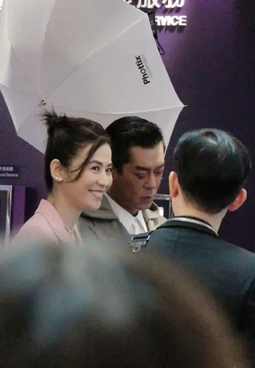 宣萱古天乐同框出席活动:古天乐帅气,宣萱清瘦俏丽