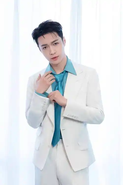 张艺兴献唱我们是第一书记主题曲歌颂新时代不屈的信仰