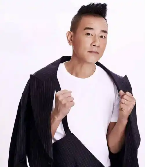 陈小春:从穷三代到家财万贯,弟弟的"离开"成他一生的痛_生活_父母