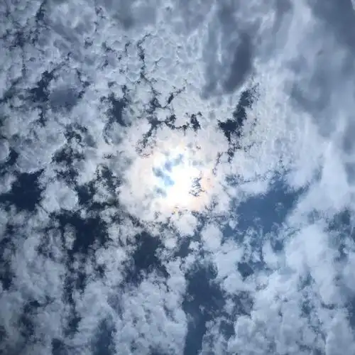 天上露了一个洞