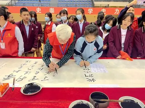 重庆100人书写百米长卷庆祝建党100周年