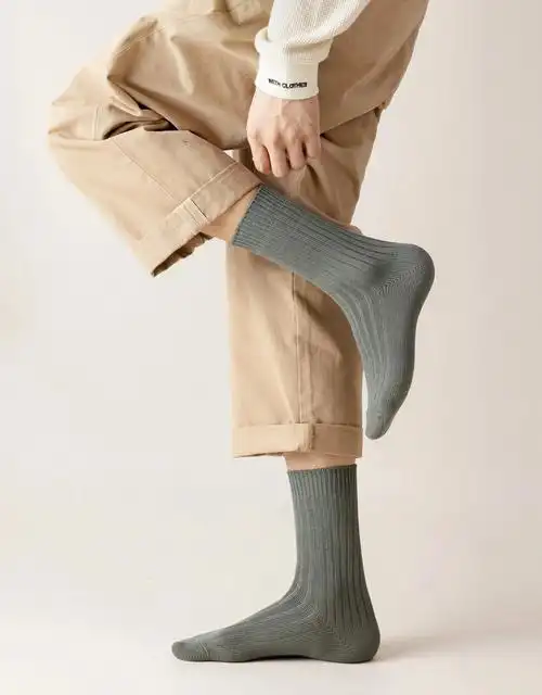 秋季穿搭简约纯色商务休闲男款中筒袜