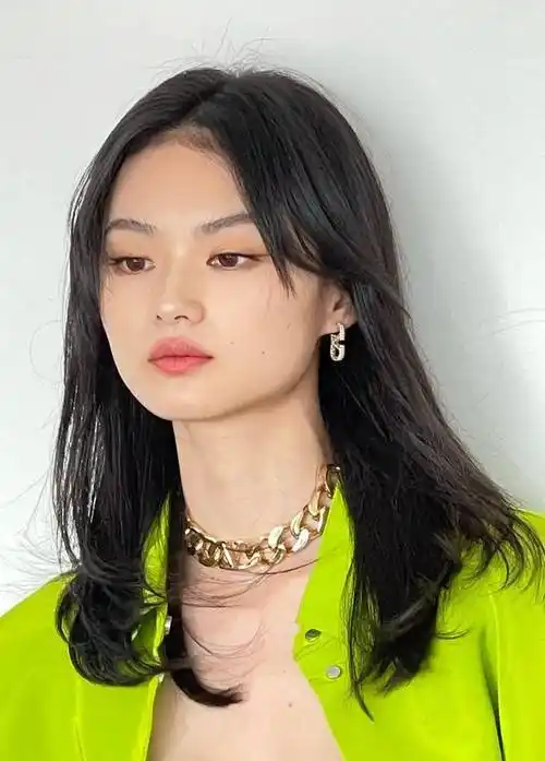 脸大脸宽的女生怎么打扮才不土