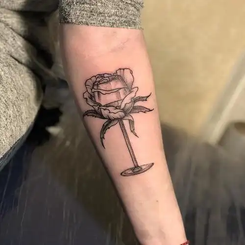 小臂点刺风玫瑰酒杯纹身图案
