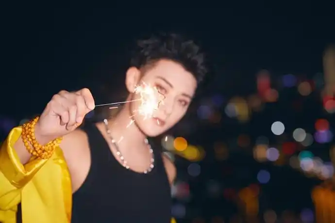 黄子韬黄色外套帅气有型写真图片