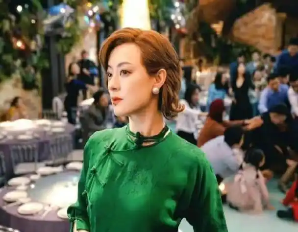 41岁孙俪和44岁胡杏儿同框一个又美又飒一个有好几根白发了