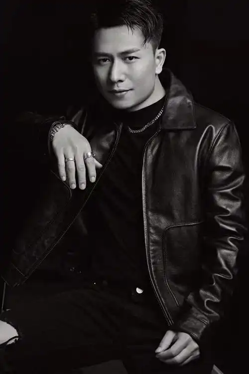 欢子2022最新写真 眼神坚毅黑白风尽显硬汉之气