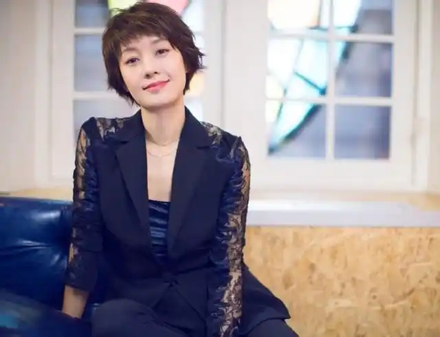 马伊琍短发红唇亮相发布会 穿蕾丝点缀西装知性娇美又干练妩媚