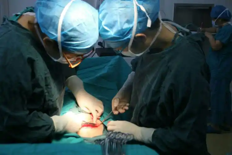 奋进中的麻醉手术科