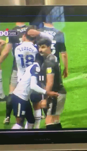 英冠球员两度使出掏蛋手 恐被禁赛三场|gif_国际足球_新浪竞技风暴