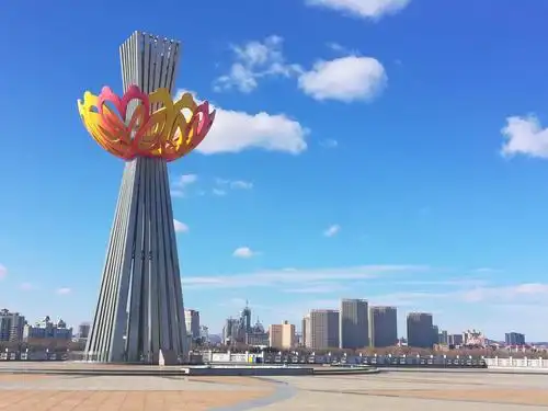 牡丹广场北岸是江滨公园,牡丹江市区.