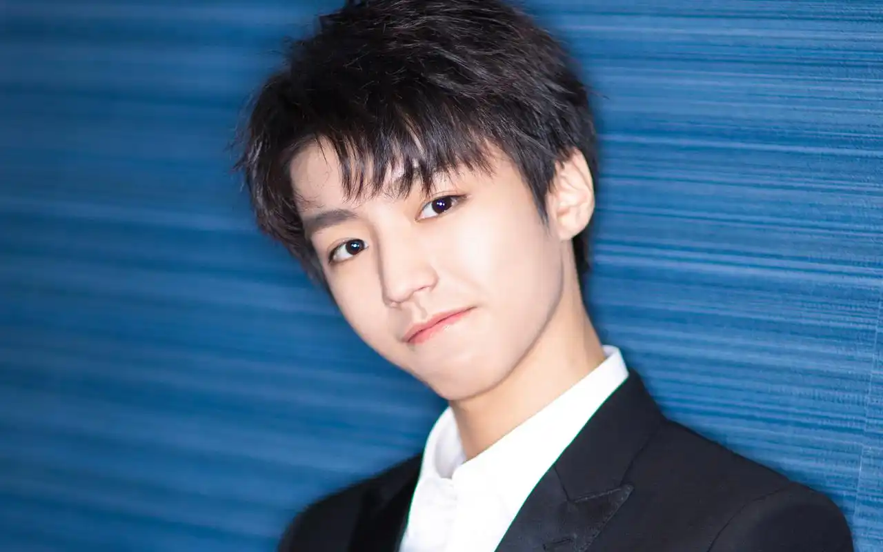 王俊凯黑西装帅气写真图片桌面壁纸