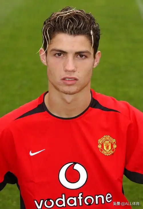 那时的c罗就能够驾驭寸头,简直就是一个标准的帅哥坯子.