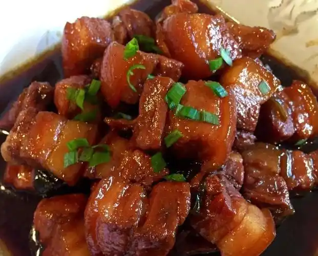 【红烧小炖肉】主料猪肉:200辅料八角:过量;花椒:过量详细步调第一步