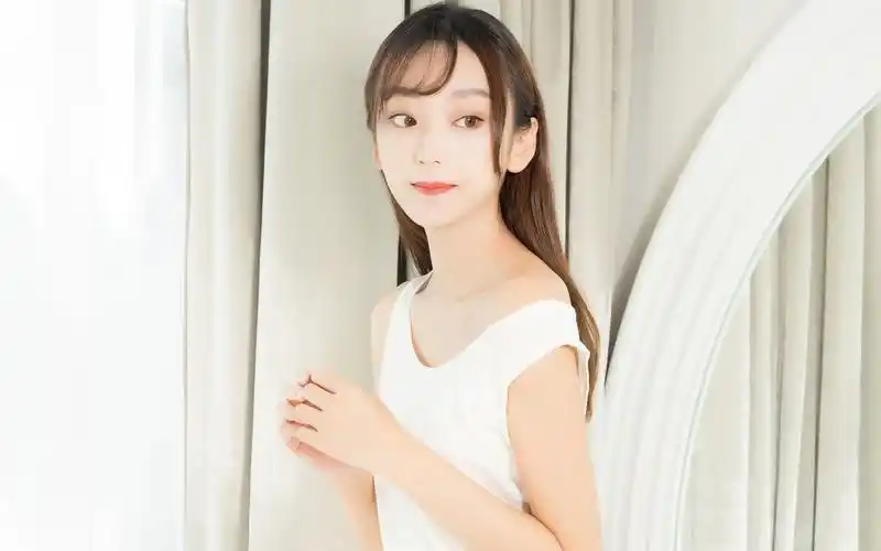 笑容甜美的清纯美少女