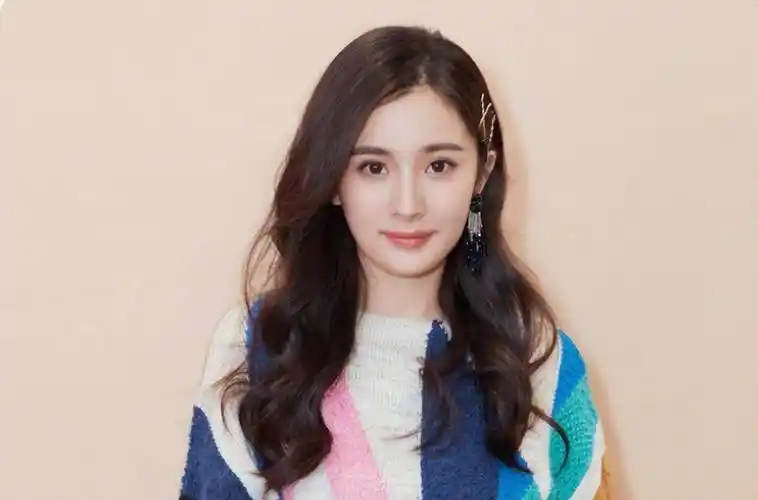 大伯是清华的数学教授,而杨幂本身成绩就特别不错,在高考的时候是583