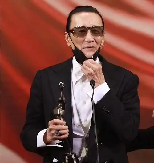 86岁谢贤登山聚餐被人撞见,腿细得像女孩子,身穿黑色外套很时尚